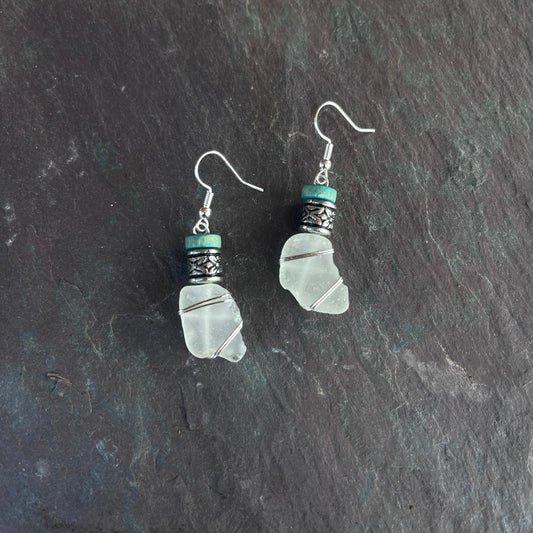 Cuentas grabadas en plata con madera turquesa